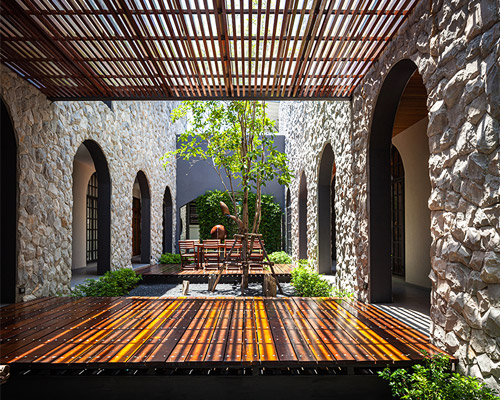 junsekino forms a lush courtyard at the center of tare house in bangkok