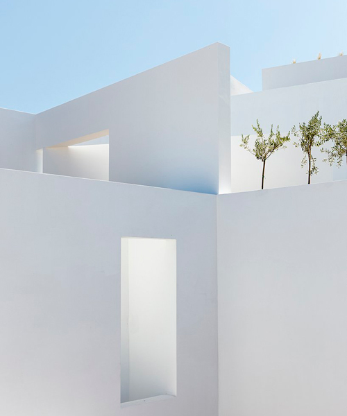kapsimalis architects adds a contemporary summer villa for hotel in santorini