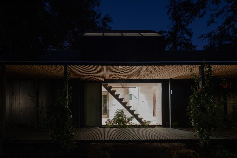 OF architects immerses the several pavilions of the mallarauco house within chilean forest