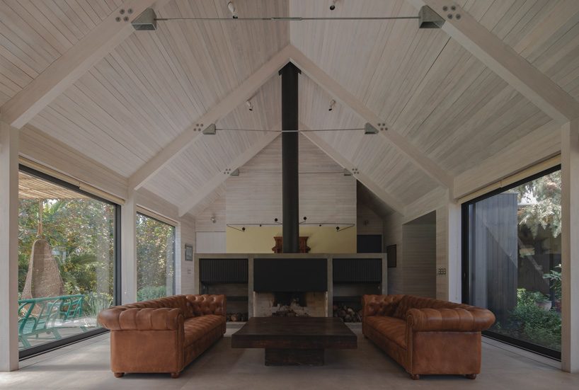 OF architects immerses the several pavilions of the mallarauco house within chilean forest