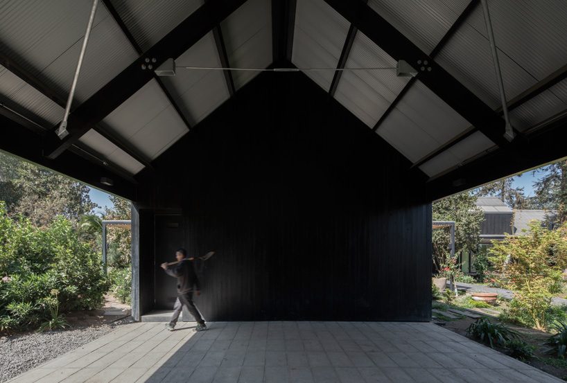 OF architects immerses the several pavilions of the mallarauco house within chilean forest