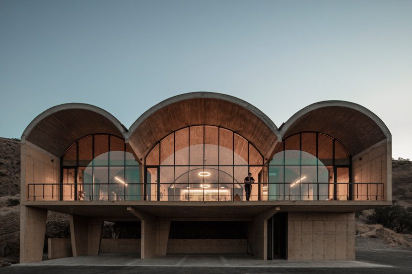 MAPAA architects joins three concrete vaults for OFMA family office in chile