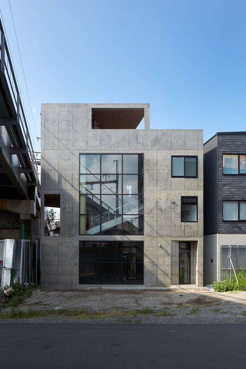 ryu mitarai & associates connects tokyo house + restaurant with curved staircase