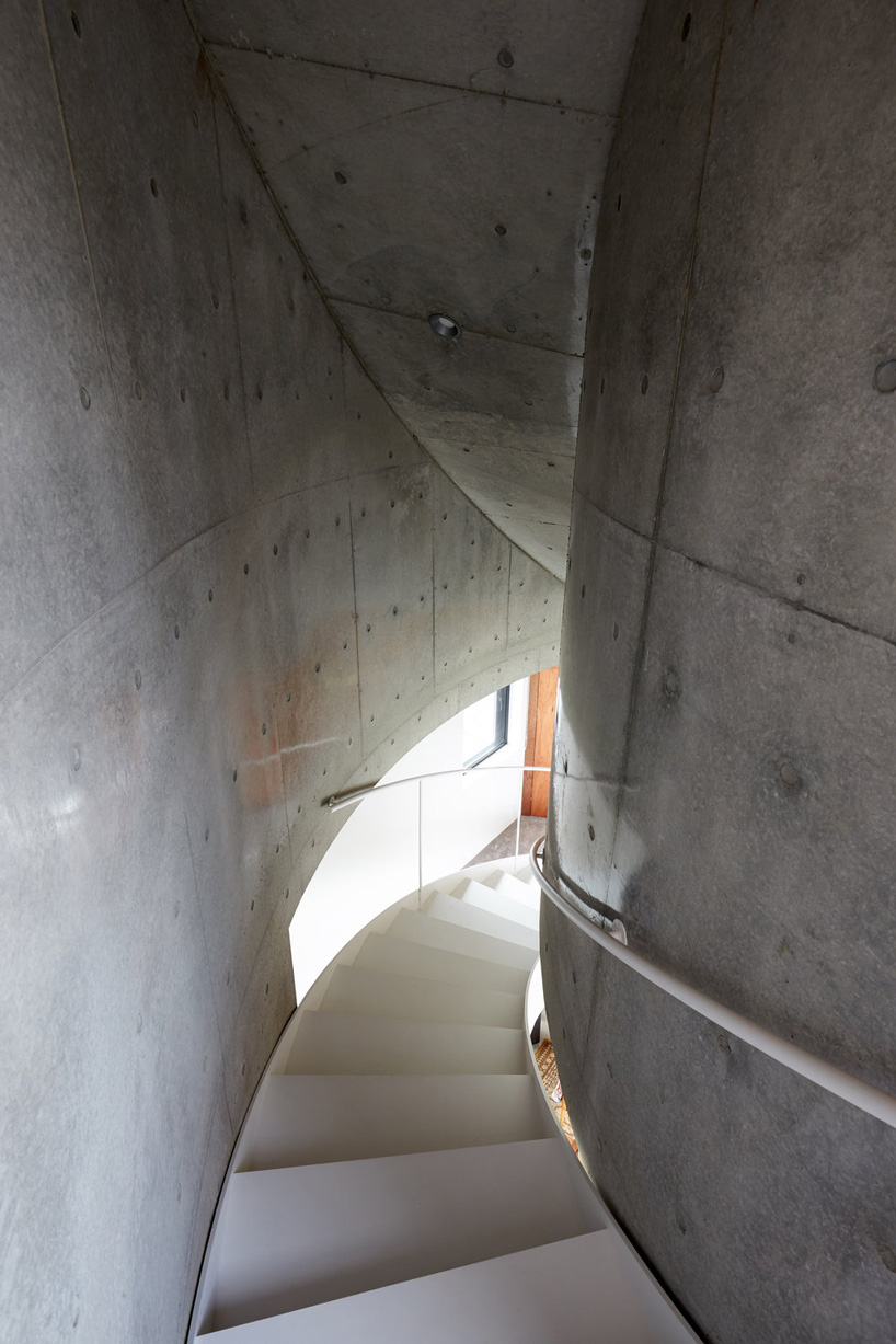 ryu mitarai & associates connects floors of house + restaurant in tokyo with curved staircase