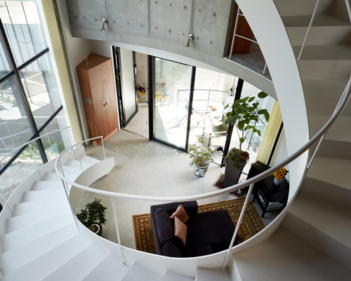 ryu mitarai & associates connects floors of house + restaurant in tokyo with curved staircase