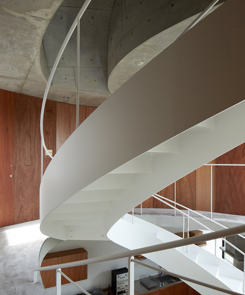ryu mitarai & associates connects floors of house + restaurant in tokyo with curved staircase