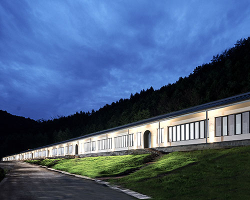 STUDIO QI stretches the ekato-meter cafeteria across a soccer village in china