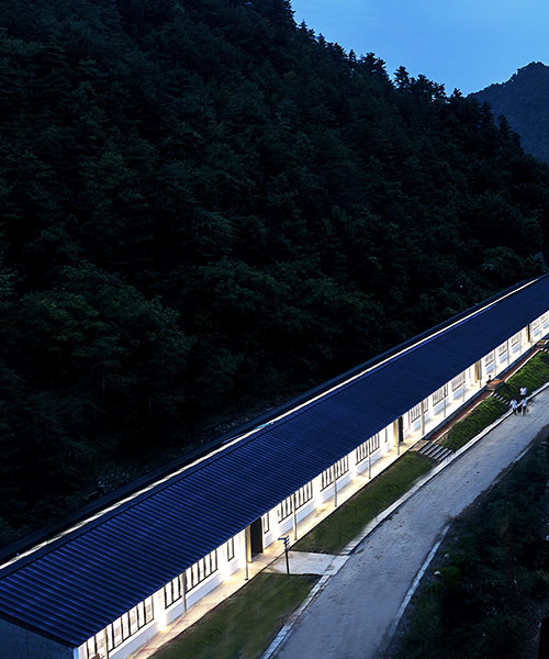 STUDIO QI stretches the ekato-meter cafeteria across a soccer village in china