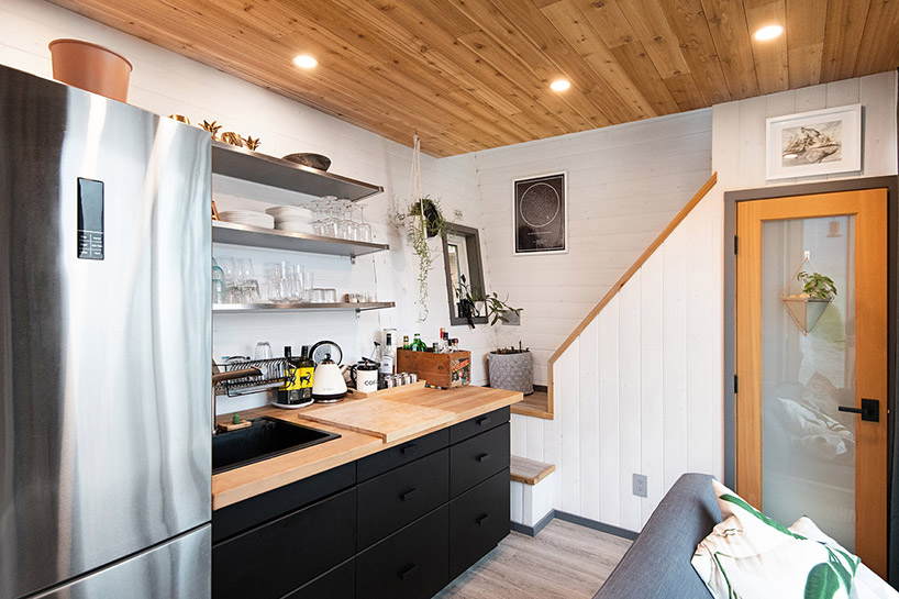 bekken visueel Bakkerij trim studio completes a 10-square-meter tiny house for newlywed couple in  vancouver