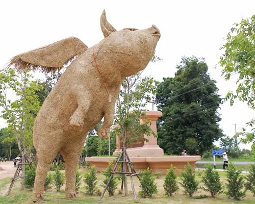 students craft giant animal sculptures from straw for thailand biennale korat 2020