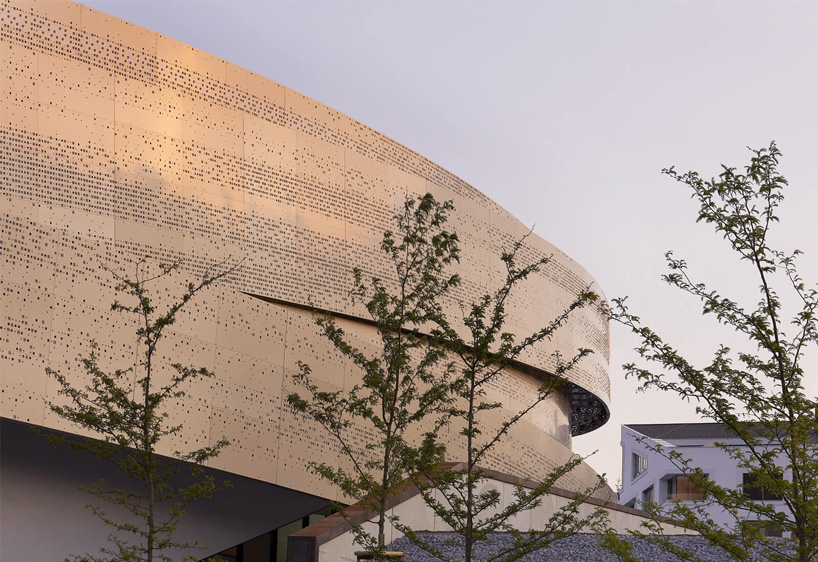 x architekten envelops KTM motohall in a sweeping dynamic facade in austria