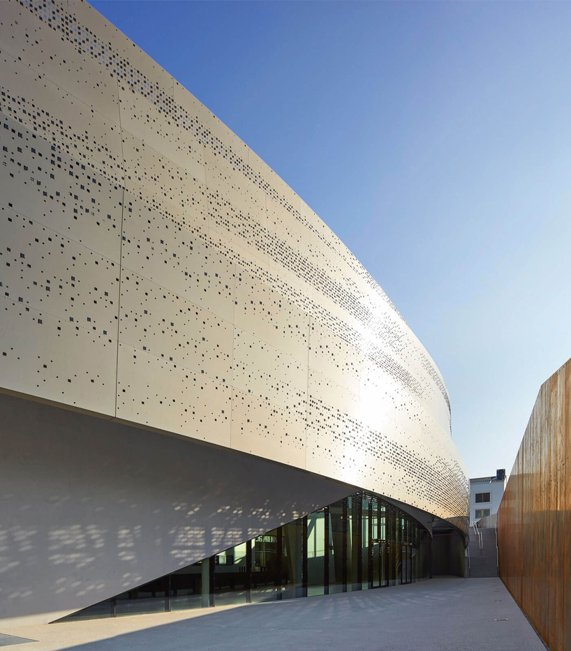 x architekten envelops KTM motohall in a sweeping dynamic facade in austria