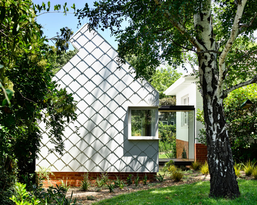 austin maynard extends suburban canberra bungalow with two hand-crafted pavilions