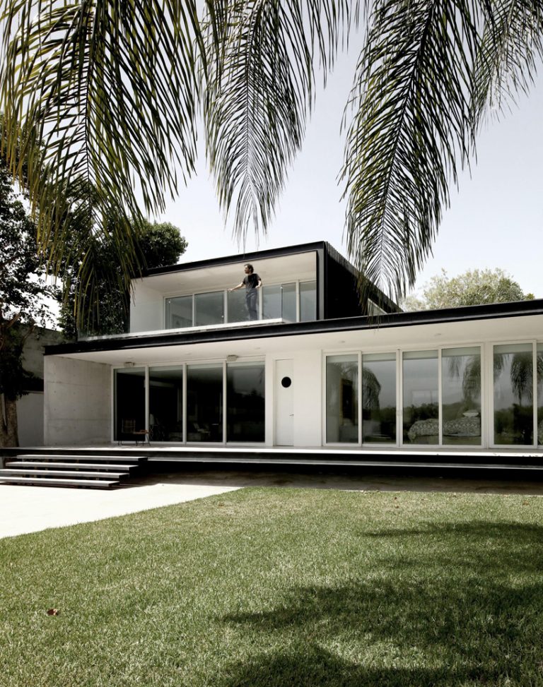 SAR + carlos valdez build monolithic residence using bare concrete and