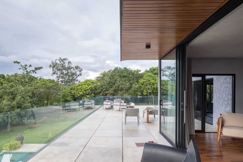 debaixo do bloco builds large sliding windows to open S2 house to the brazilian outdoors
