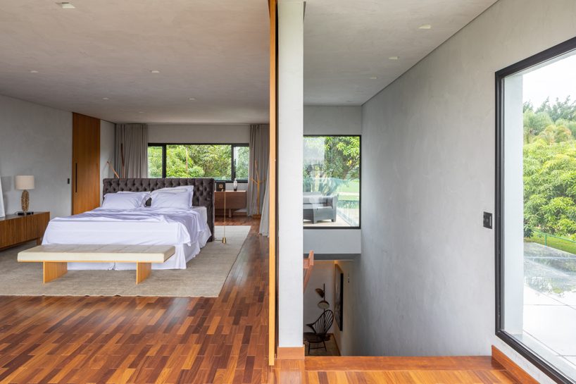 debaixo do bloco builds large sliding windows to open S2 house to the brazilian outdoors