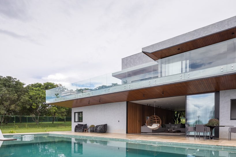 debaixo do bloco builds large sliding windows to open S2 house to the brazilian outdoors