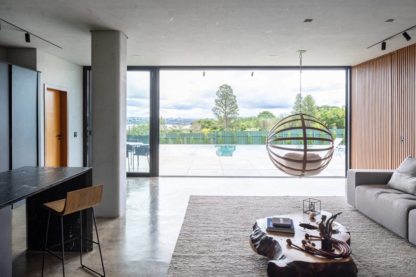 debaixo do bloco builds large sliding windows to open S2 house to the brazilian outdoors