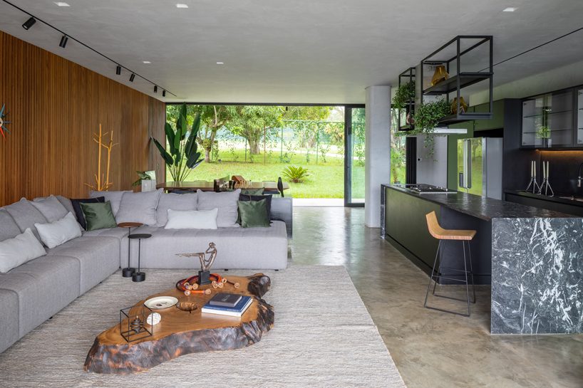 debaixo do bloco builds large sliding windows to open S2 house to the brazilian outdoors