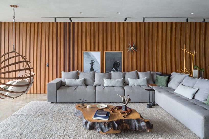 debaixo do bloco builds large sliding windows to open S2 house to the brazilian outdoors