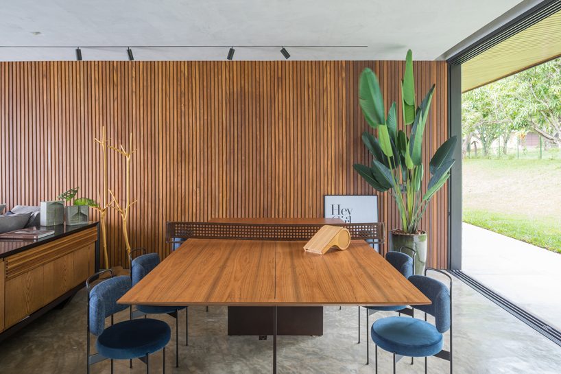 debaixo do bloco builds large sliding windows to open S2 house to the brazilian outdoors