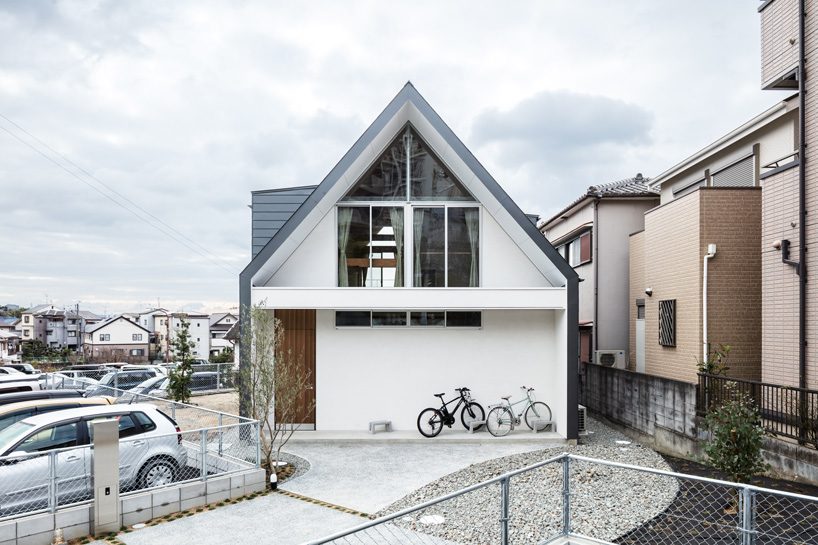 horibe associates installs climbing wall inside family house in tsukawaki, japan