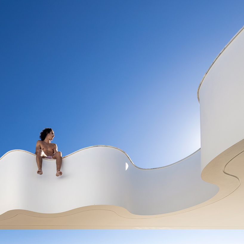 lux mare houses by mário martins are 'two autonomous pieces that complement one another'