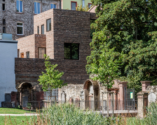 NKBAK builds brick-clad building for stylepark next to 15th-century cemetery in frankfurt