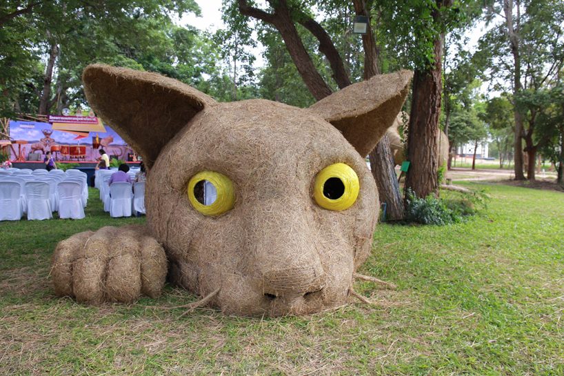 students craft giant animal sculptures from straw for thailand biennale korat 2020 designboom