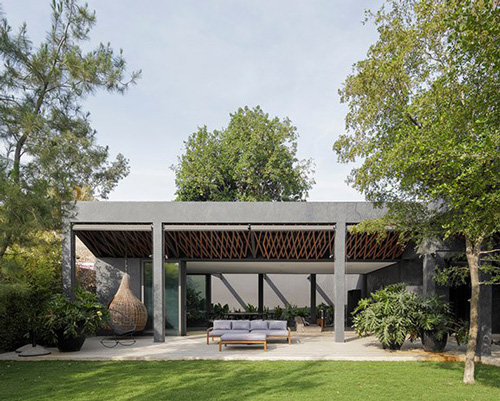 taller dea incorporates three gardens into airy residence in mexico