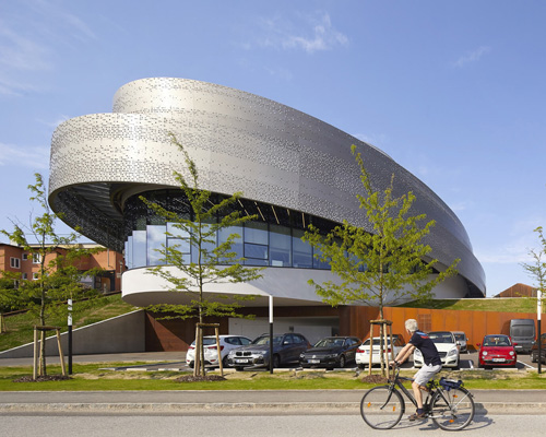 x architekten envelops KTM motohall in a sweeping dynamic facade in austria