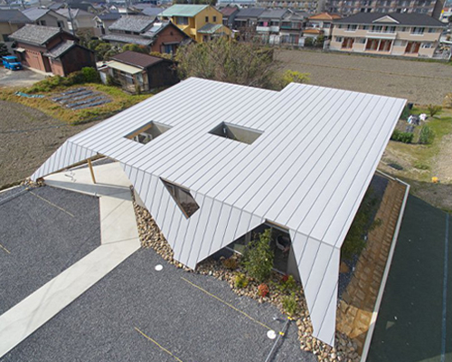 yoshihiro kato atelier folds roof to create façade of japanese hair salon