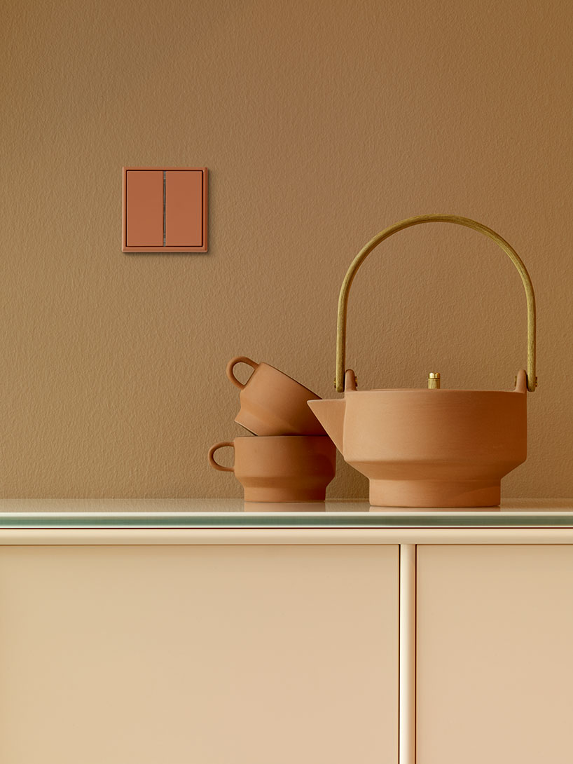 JUNG LS 990 in les couleurs&reg; le corbusier conquers architectural color worlds