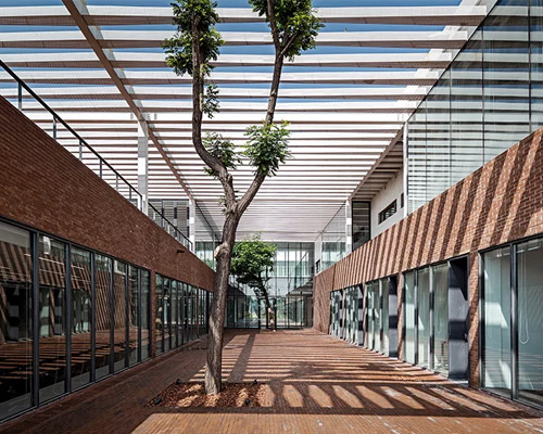 archstudio incorporates large internal courtyards into dingshi logistics office in china