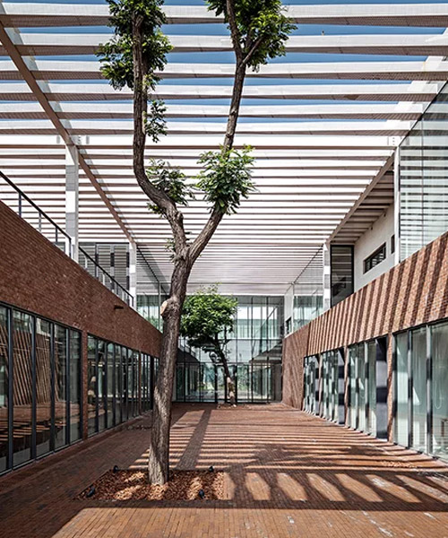 archstudio incorporates large internal courtyards into dingshi logistics office in china