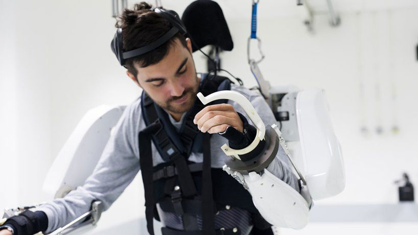 a brain-controlled exoskeleton helps paralysed man walk again