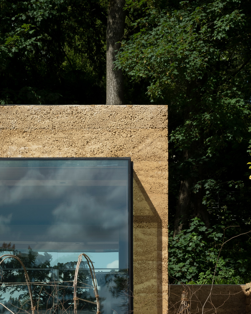 Rammed Earth Yoga Studio / Invisible Studio