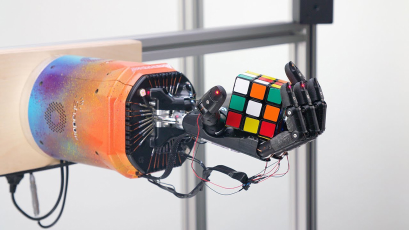 extremely dextrous robot arm uses AI to solve rubik's cube one-handed