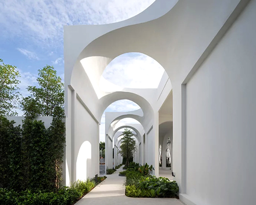 PHTAA forms elegant white arches for aube wedding avenue in bangkok