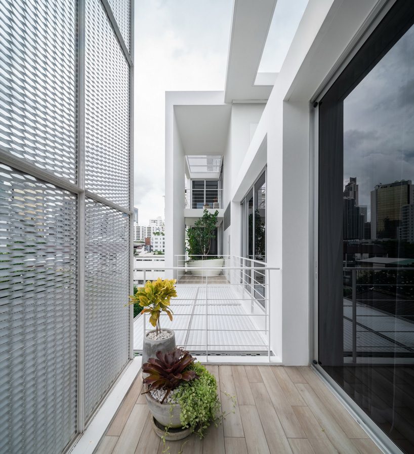 Stu/D/O wraps baan 33 apartment in expanded aluminum + solid walls in bangkok