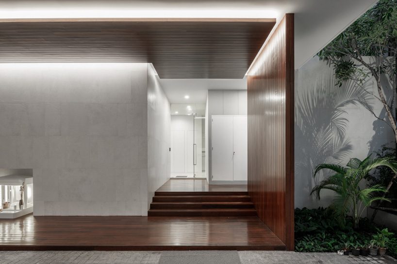 Stu/D/O wraps baan 33 apartment in expanded aluminum + solid walls in bangkok