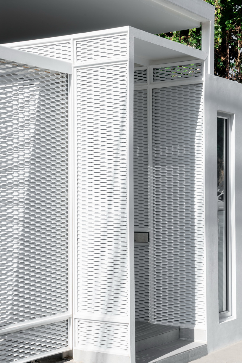 Stu/D/O wraps baan 33 apartment in expanded aluminum + solid walls in bangkok