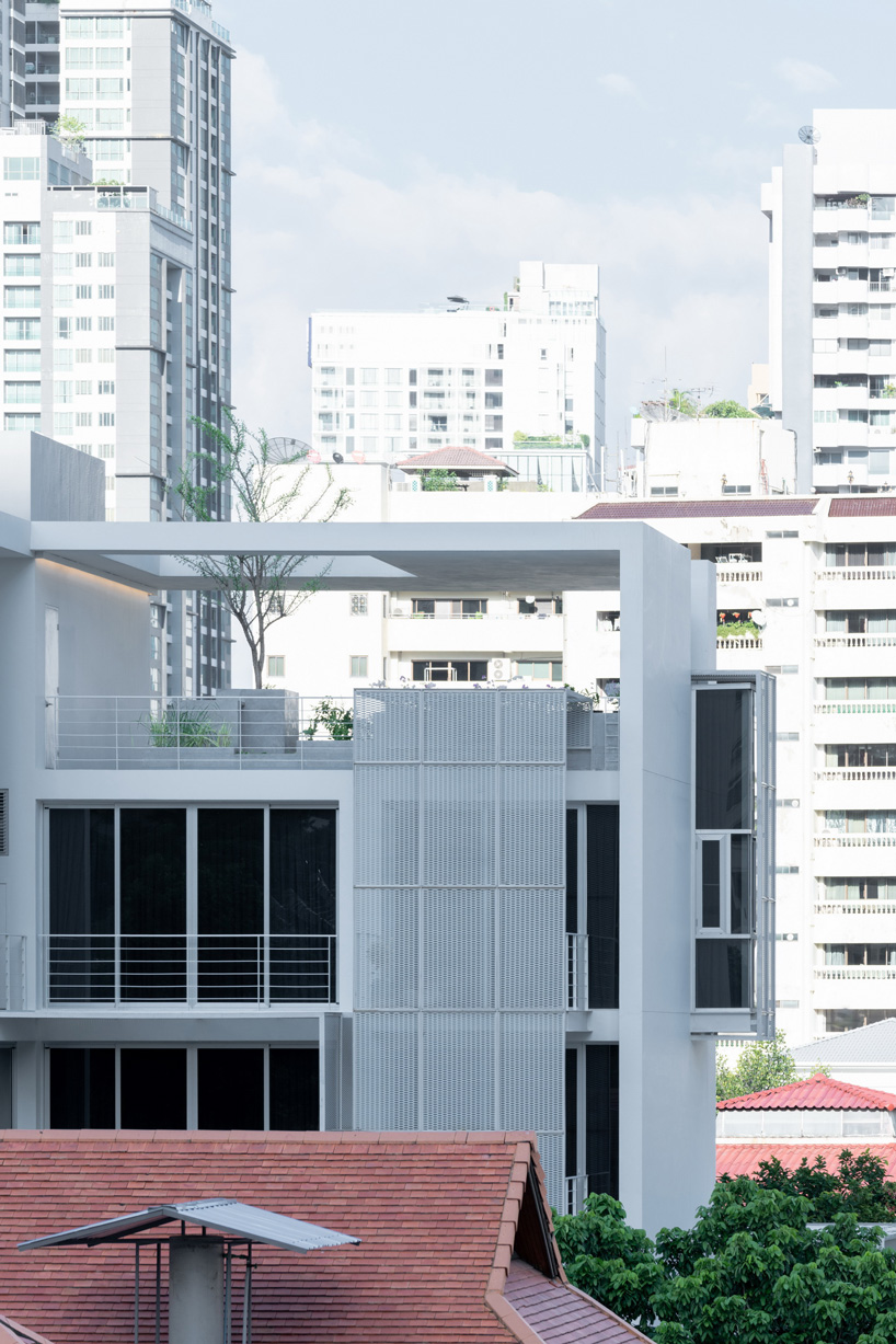  Stu/D/O wraps baan 33 apartment in expanded aluminum + solid walls in bangkok