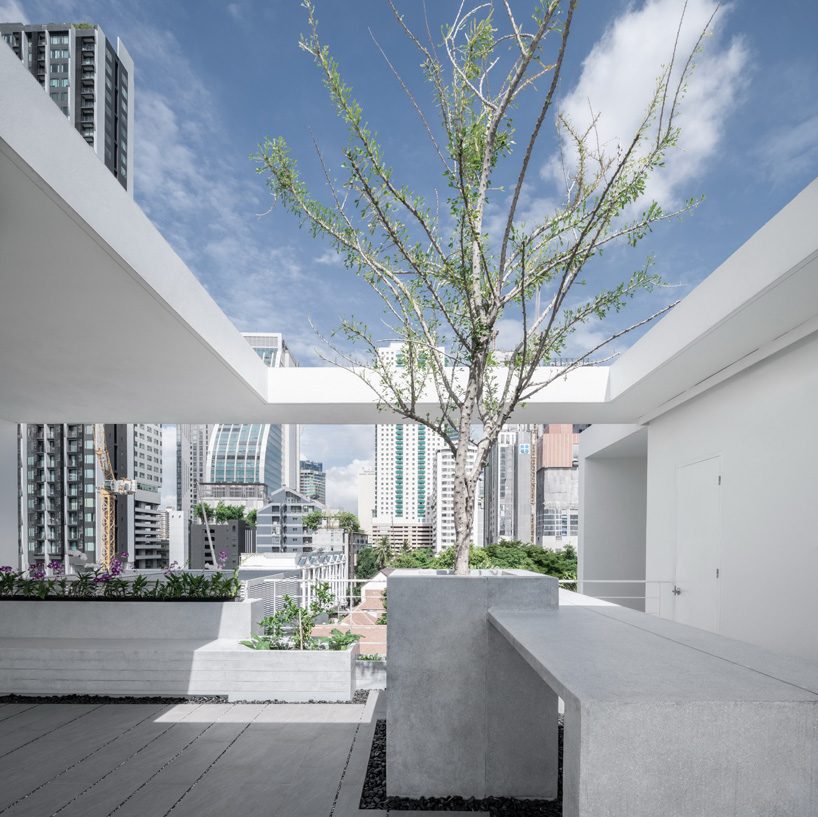 Stu/D/O wraps baan 33 apartment in expanded aluminum + solid walls in bangkok