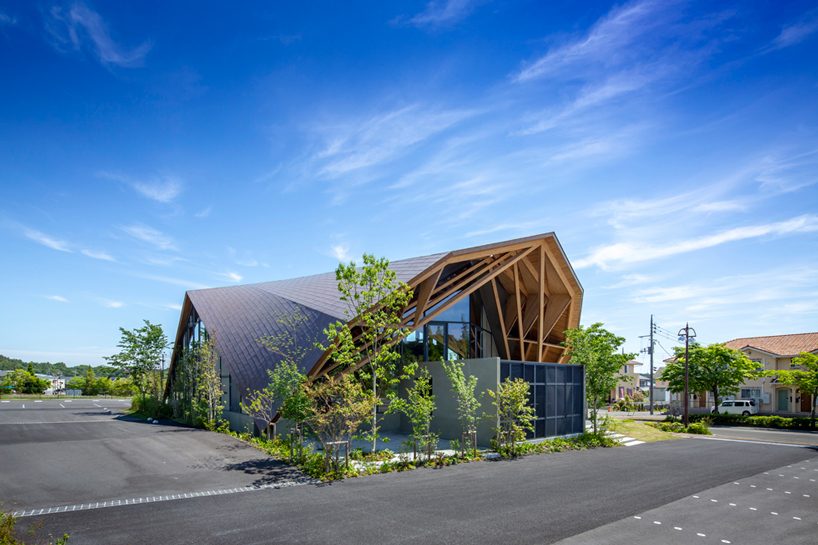 Uenoa Tops Japanese Office Building With Three Dimensional Timber Roof