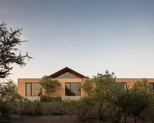 cca blends an earthy concrete home into its arid surroundings in mexico