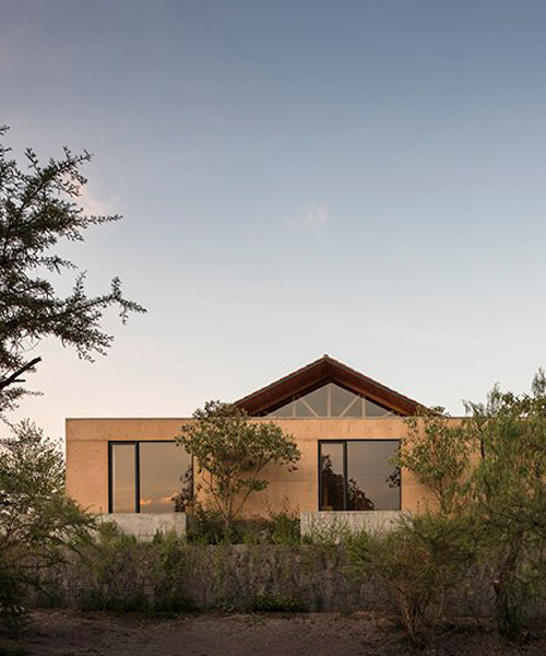 cca blends an earthy concrete home into its arid surroundings in mexico