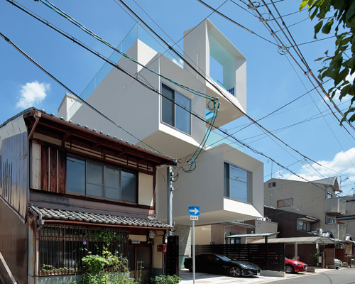 EASTERN design office stacks concrete square tubes for house in kyoto