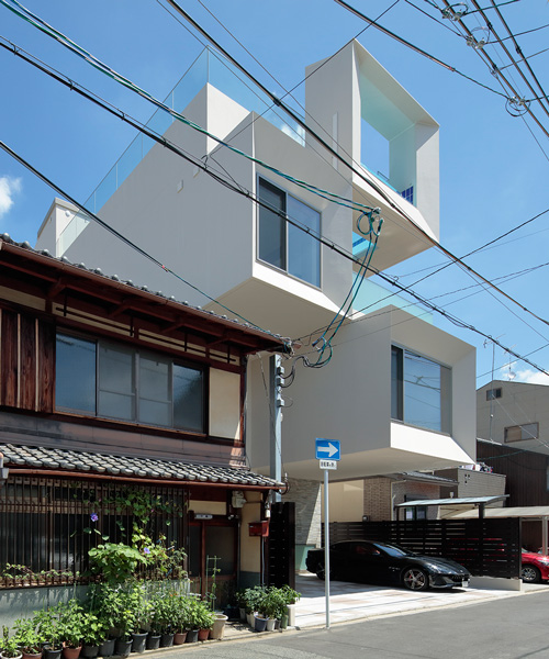 EASTERN design office stacks concrete square tubes for house in kyoto
