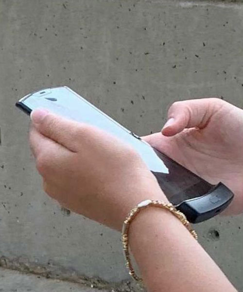 newly leaked image of 2019 motorola RAZR shows phone spotted in public